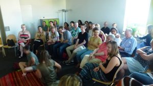 Publikum beim peruanischen Märchenerzähler Wayqui, Juli 2015